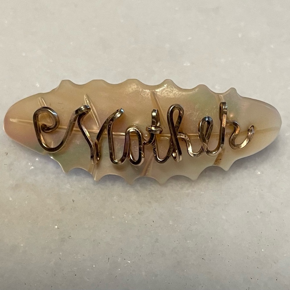 Vintage Mother brooch. Twisted wire, mother of pearl.